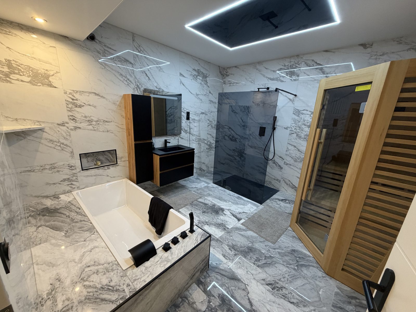 Sol intérieur grand format dans une pièce lumineuse