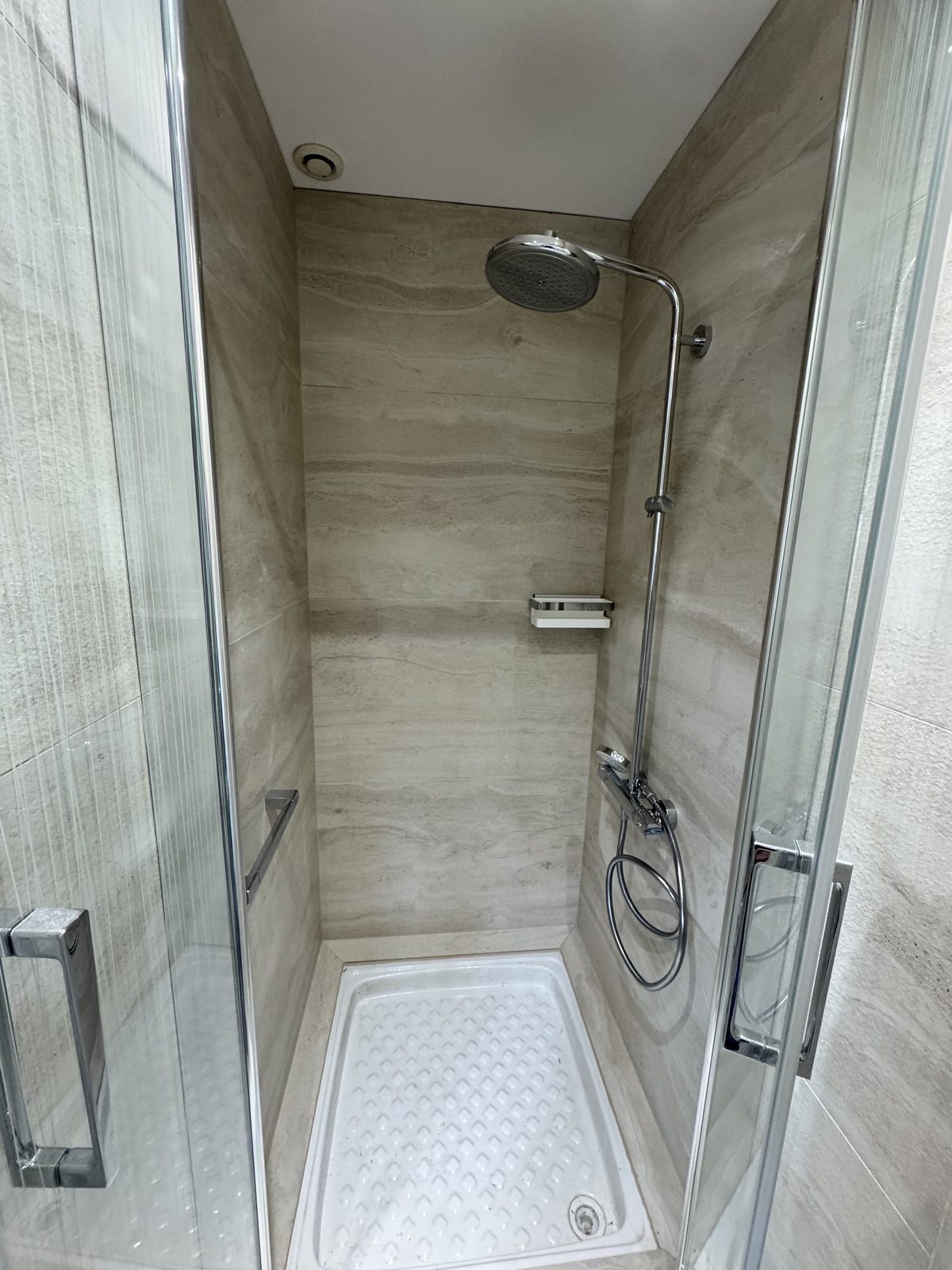 Douche à l'italienne avec carrelage effet pierre et niche murale
